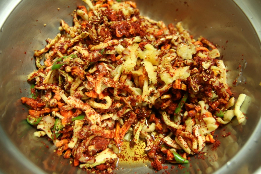 무말랭이 무침 만드는 모습