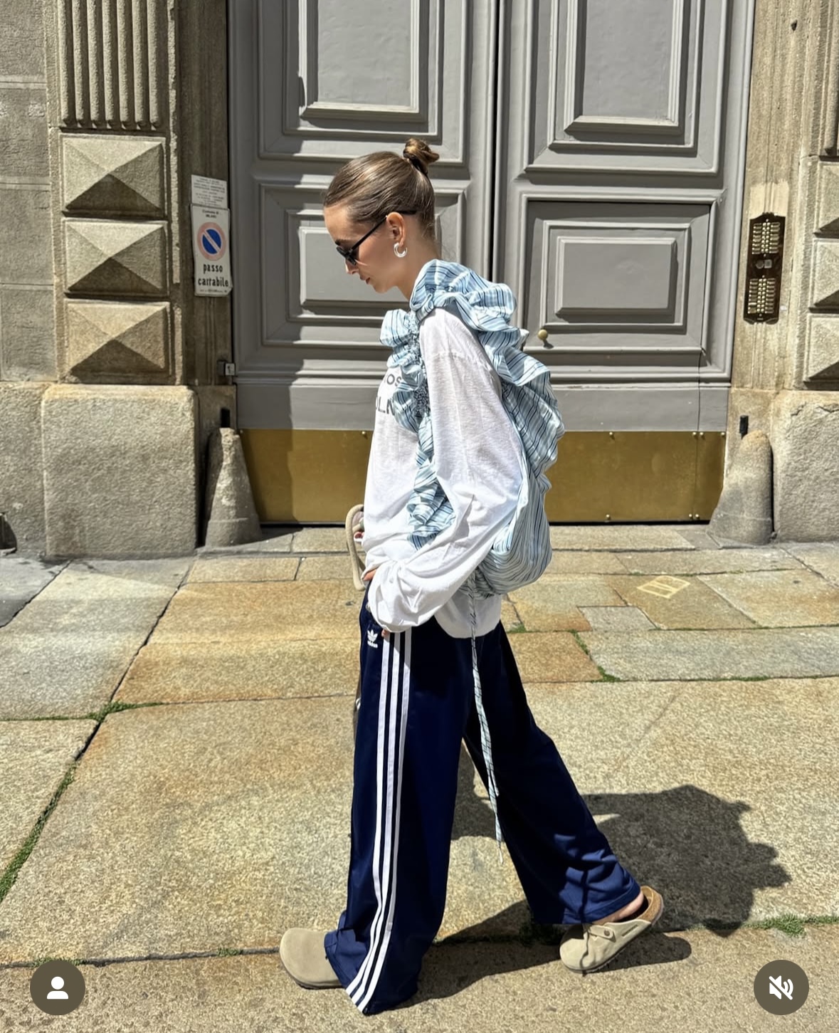 루즈한 롱슬리브와 트랙팬츠의 여유로움, 그리고 러플백이 더해준 감성적인 산책 관련 사진