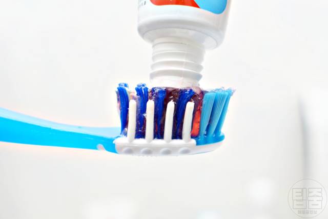 칫솔 치약 짜는 방법