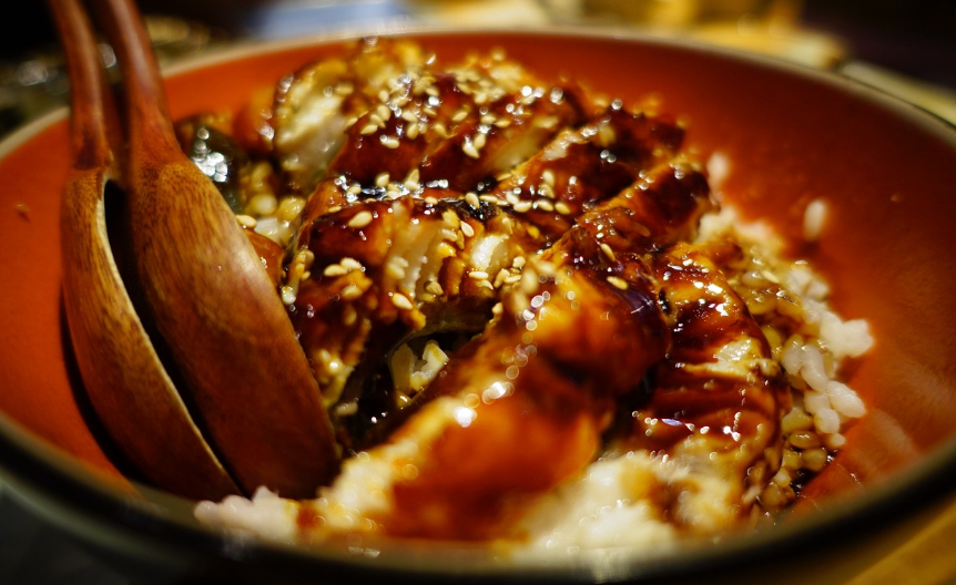 식당에서 판매하는 장어 덮밥