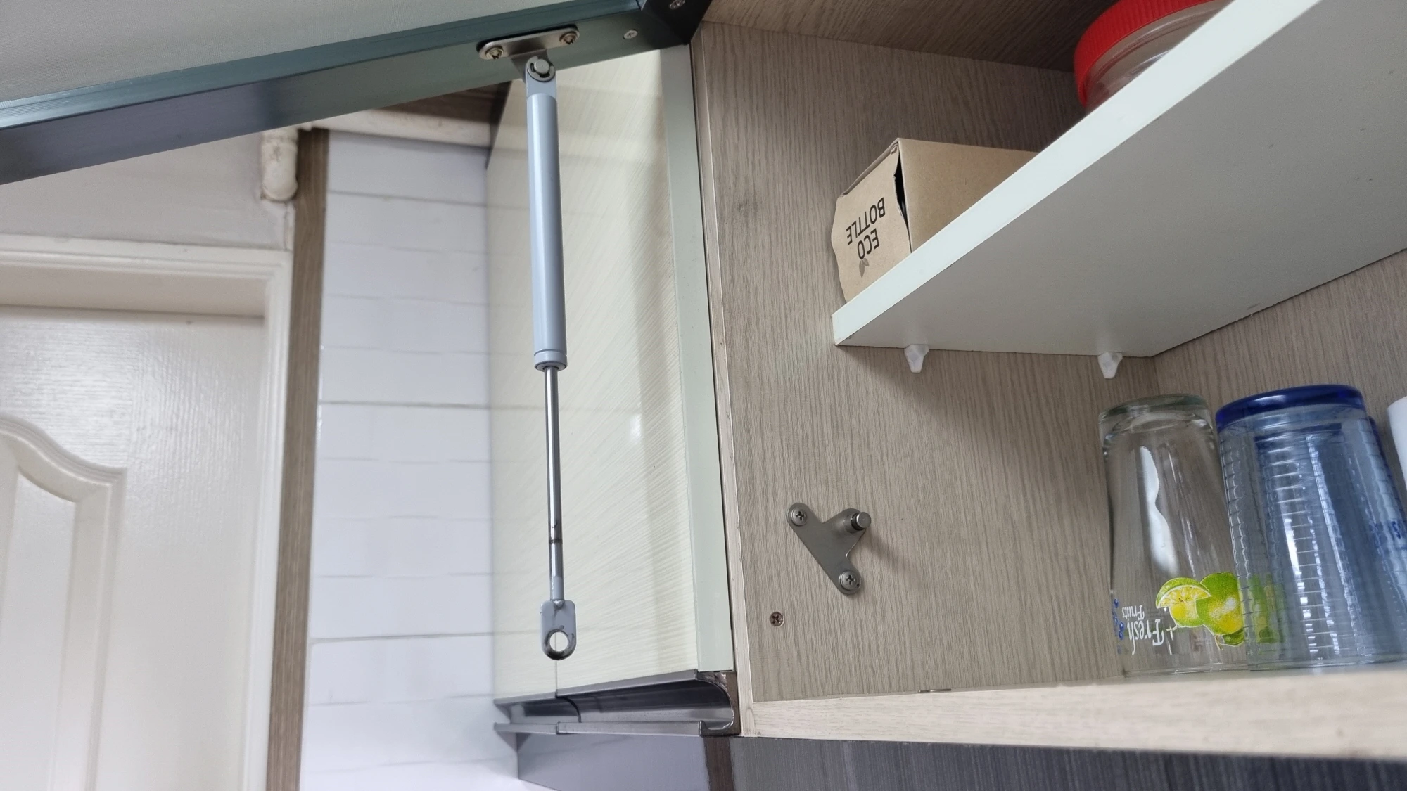 싱크대 상부장 문 쇼바 떼는 모습