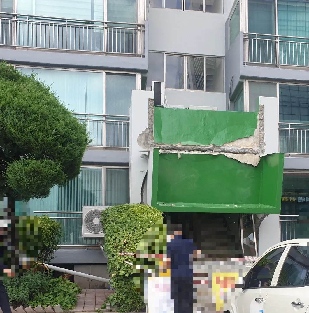 용인 수지 공동현관 지붕 붕괴 아파트