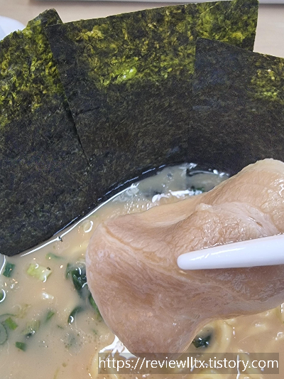 컵라면 속 차슈의 사진. 얇은 햄같다.