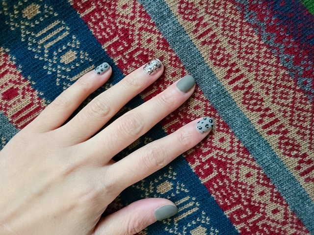 무늬가있는 니트위에 올려놓은 손