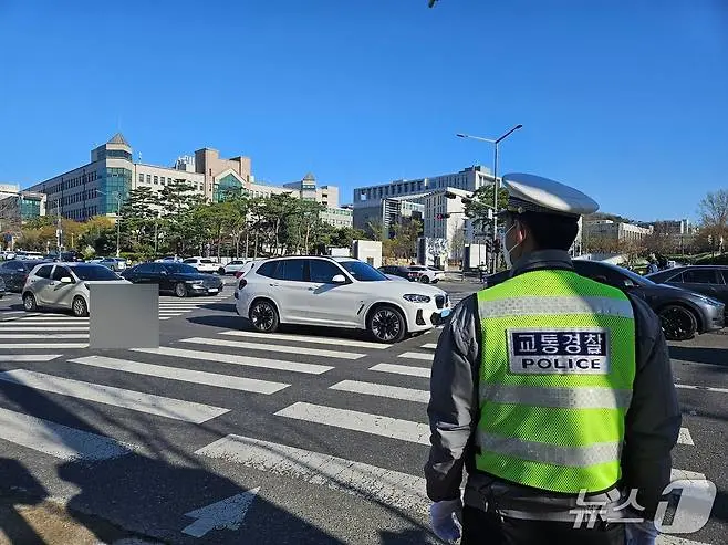 경찰의 불시 교차로 단속으로 적발된 수많은 운전자들