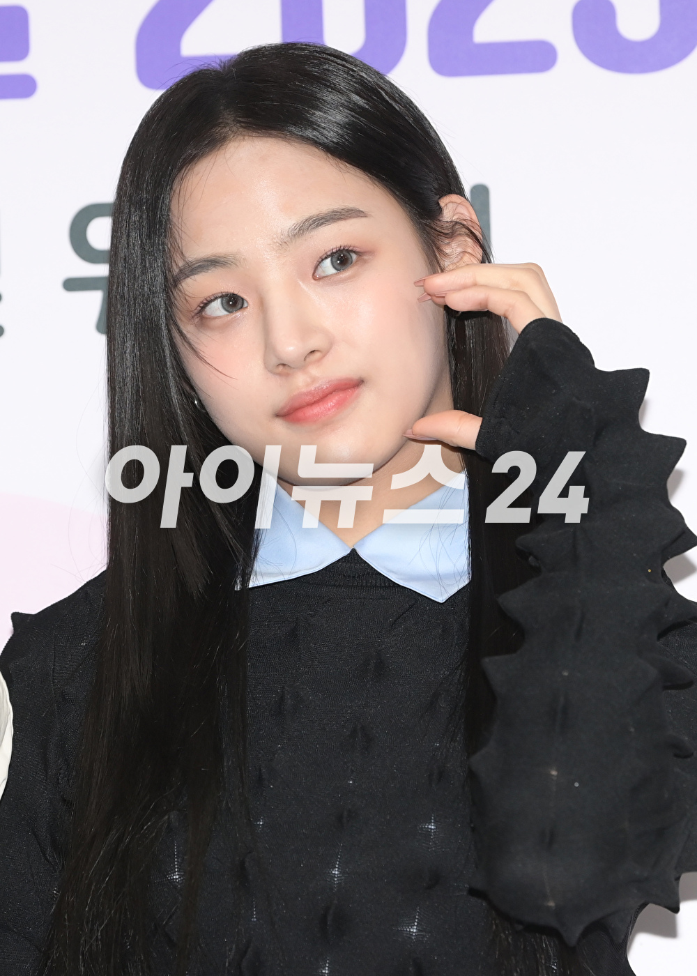 그룹 뉴진스 민지가 16일 오전 서울특별시청에서 열린 서울홍보대사 감사패 수여 및 위촉식에 참석해 포토타임을 갖고 있다. [사진=정소희 기자]