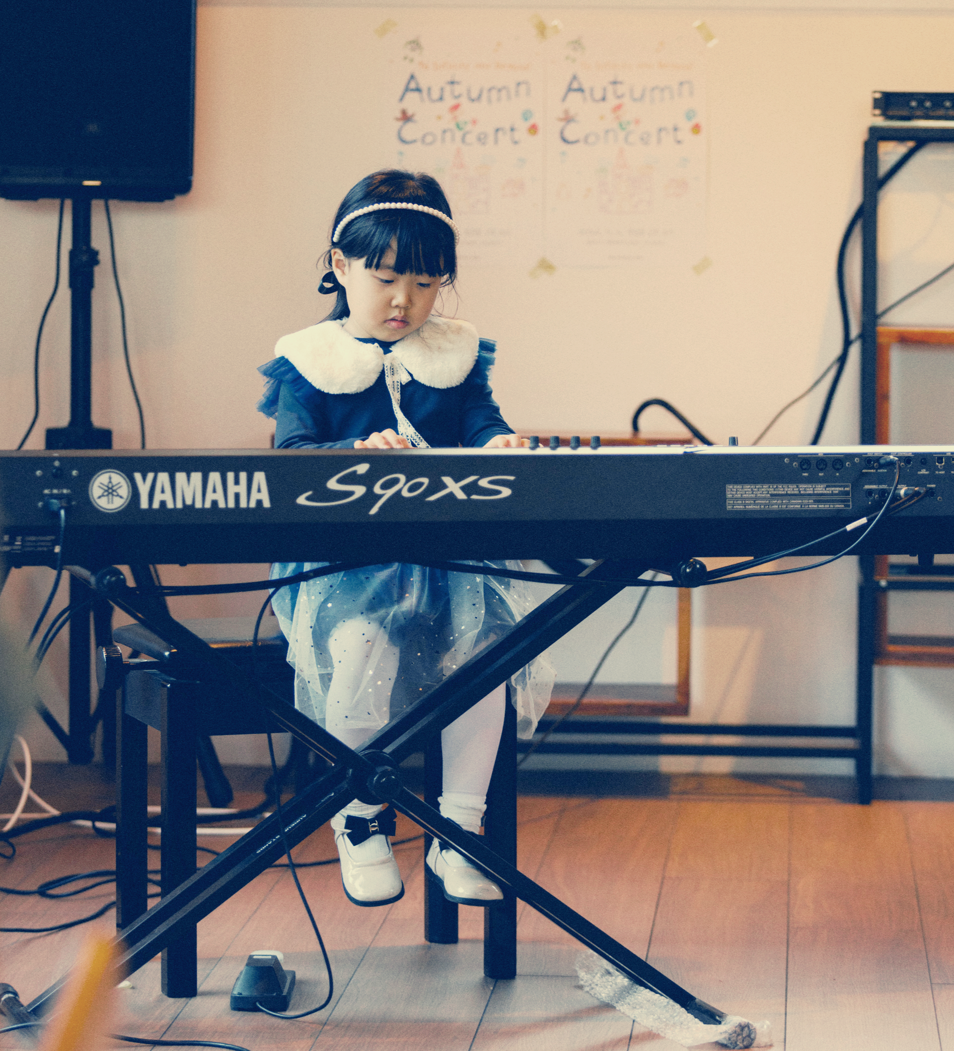 실수에도 당황하지 않고 피아노 연주를 하는 끝까지 마치는 아이 사진