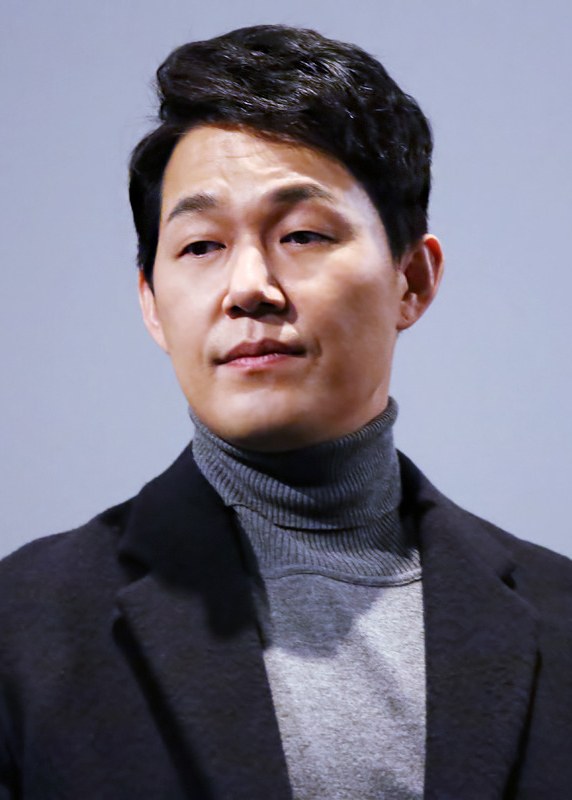 검은 재킷에 회색 터틀넥을 입은 배우 박성웅의 상반신