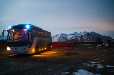 경치 좋은 곳에 서있는 버스