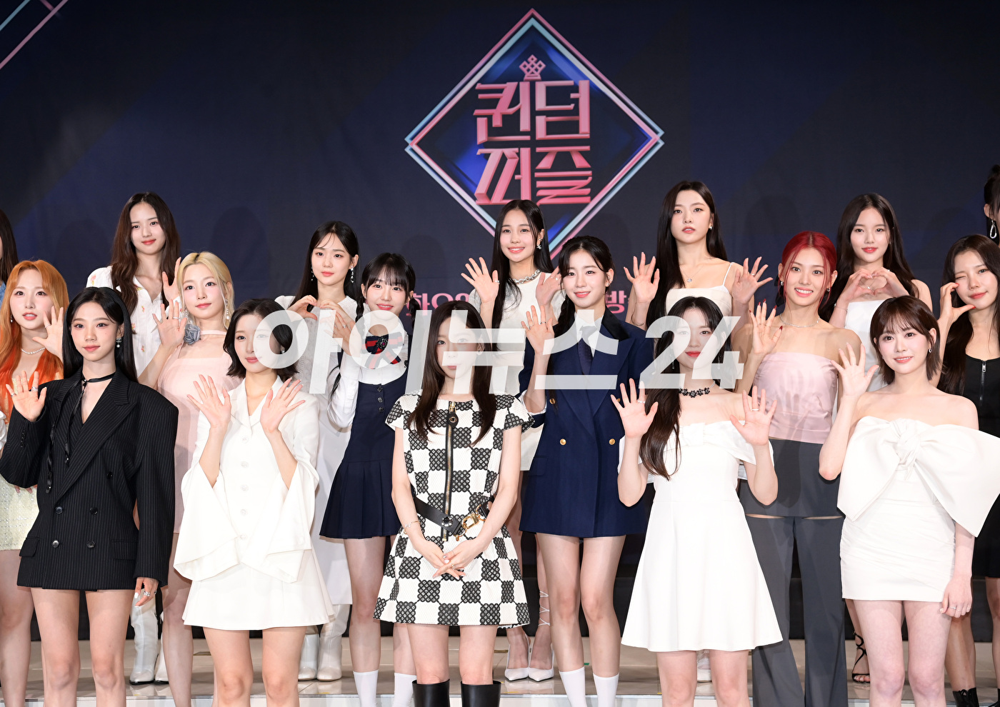 13일 오후 서울 종로구 HW컨벤션에서 진행된 Mnet '퀸덤퍼즐' 제작발표회에서 MC 태연을 비롯한 출연자들이 기념촬영을 하고 있다. [사진=정소희 기자]