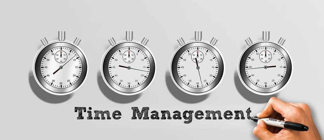 스톱워치 4개와 'Time Management'라는 문구를 배경으로 손글씨를 쓰는 장면 – 스마트한 시간 관리 전략을 상징하는 이미지