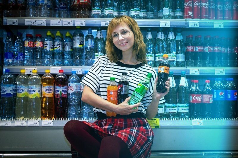 여러가지-탄산음료를-들고있는-사람