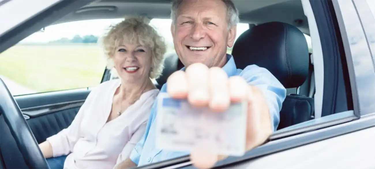 운전하는-고령운전자-면허증제시