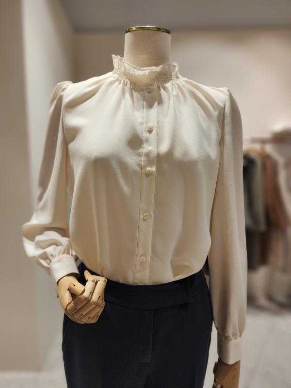 케네스레이디 E645 하프넥 프릴 블라우스 EWBLLK0300