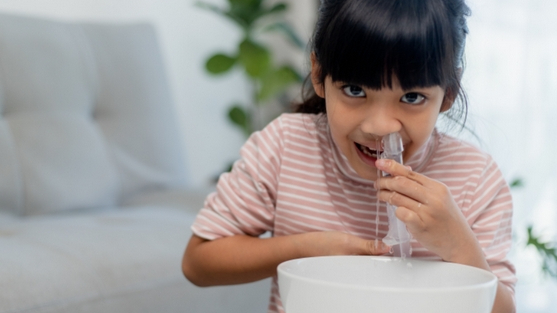 소금물로 코 세척하기 (생리식염수 사용)