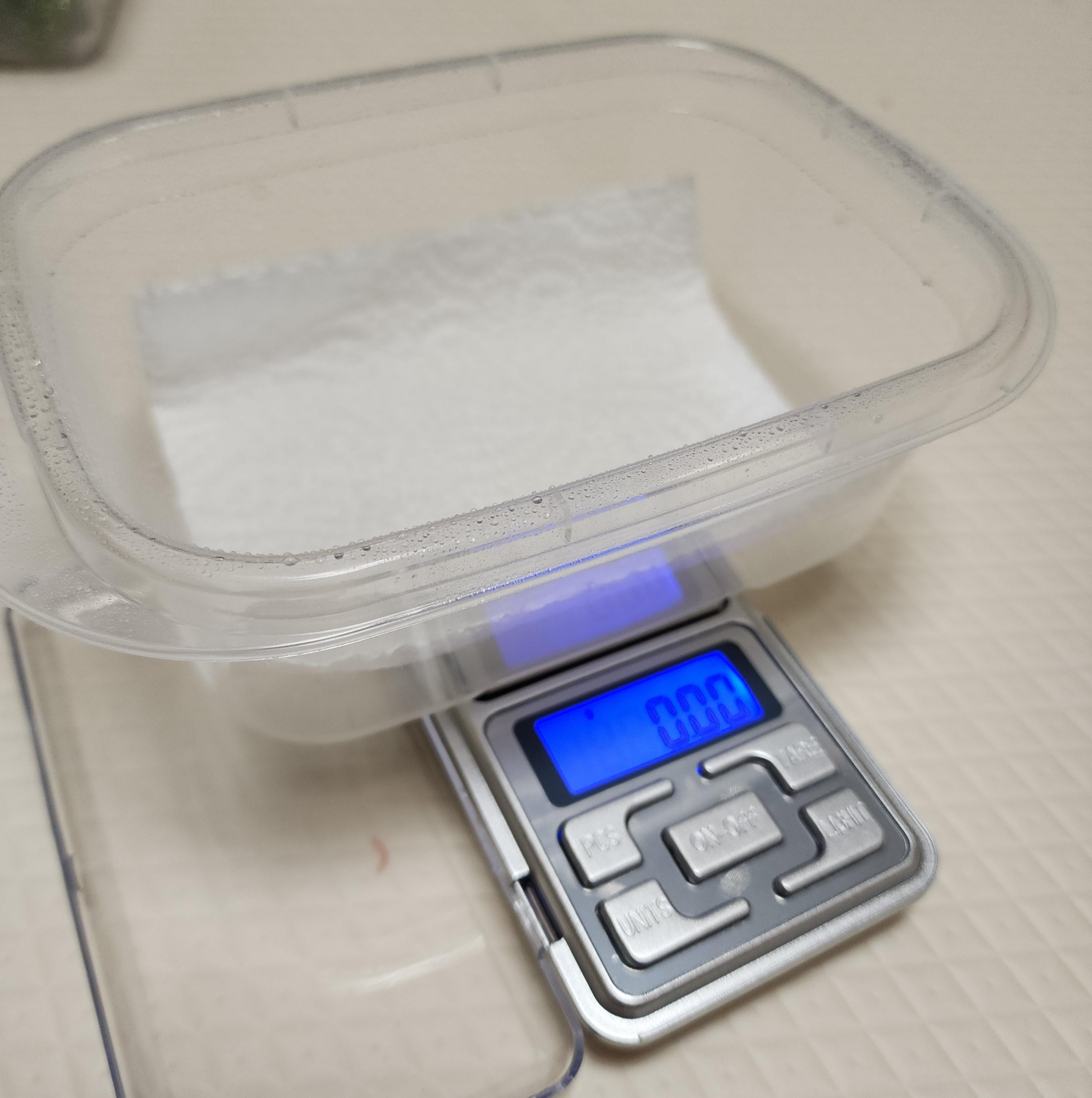 저울에-임시-보관함을-올리고-저울-영점을-맞춘-사진