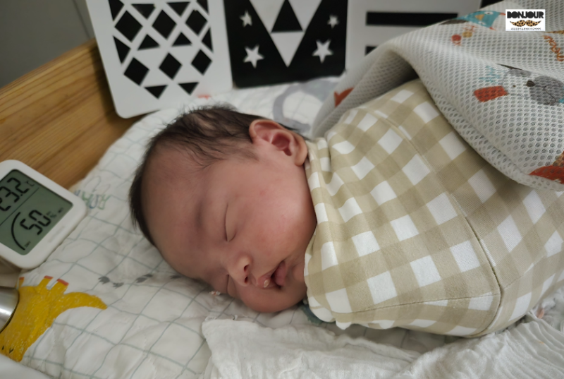 생후 3주차 신생아 수면교육 성공 후 잠든 모습, 신생아 잠투정 극복, 트림 후 겨우 잠든 순간