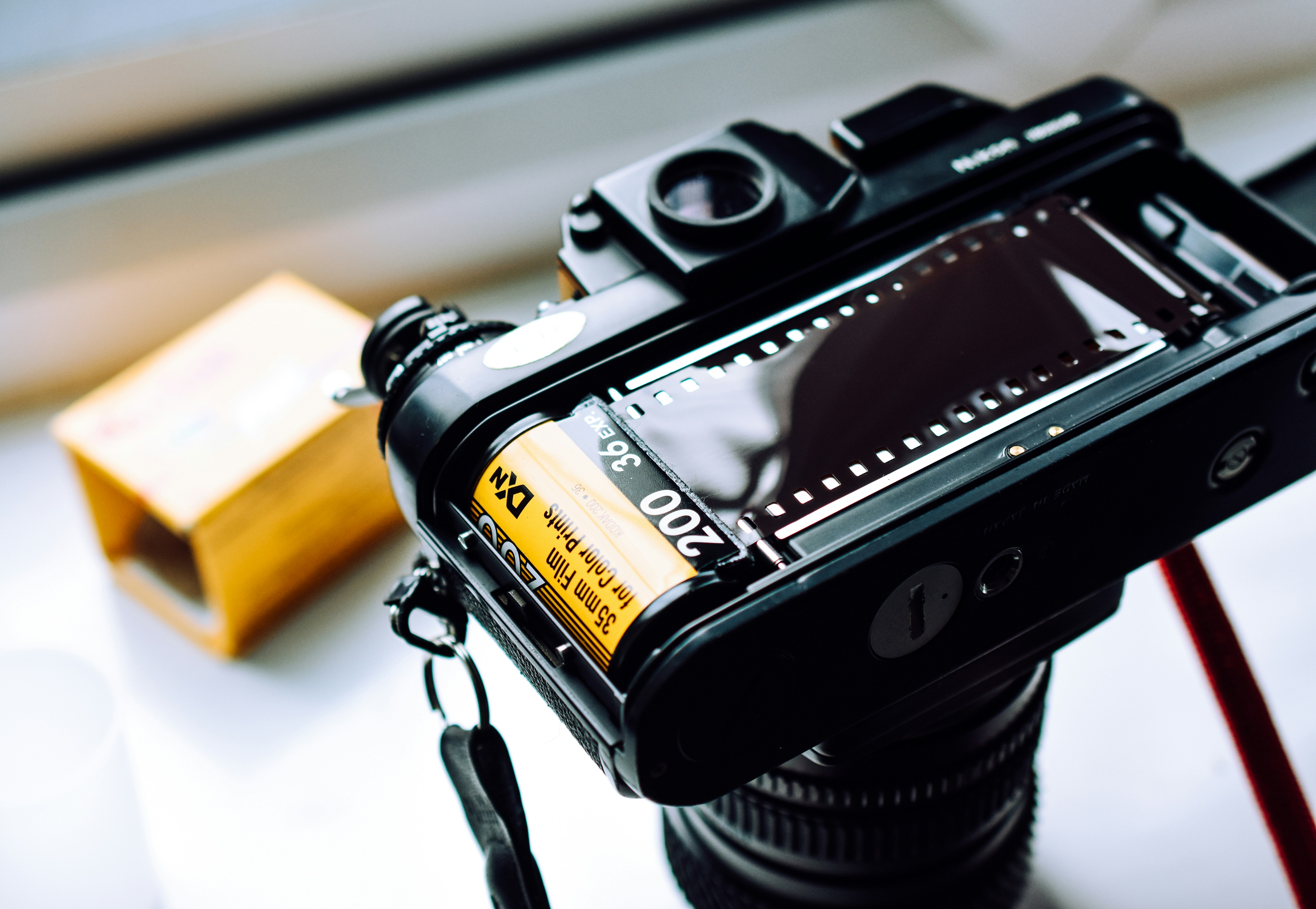 필름카메라에 필름을 넣고 있는 장면