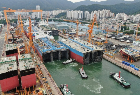 독크에서 선박 건조 모습