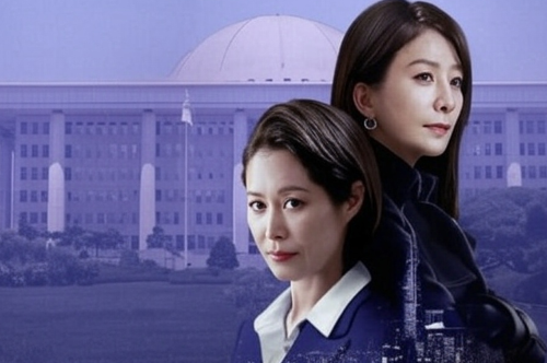 정치 속 배경을 한 두 여성인 퀸 메이커들이 서로 등을 맞대로 있는 모습