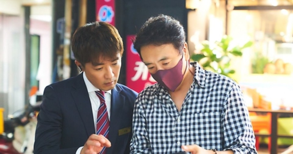 배우와 감독이 모니터링 하는 모습