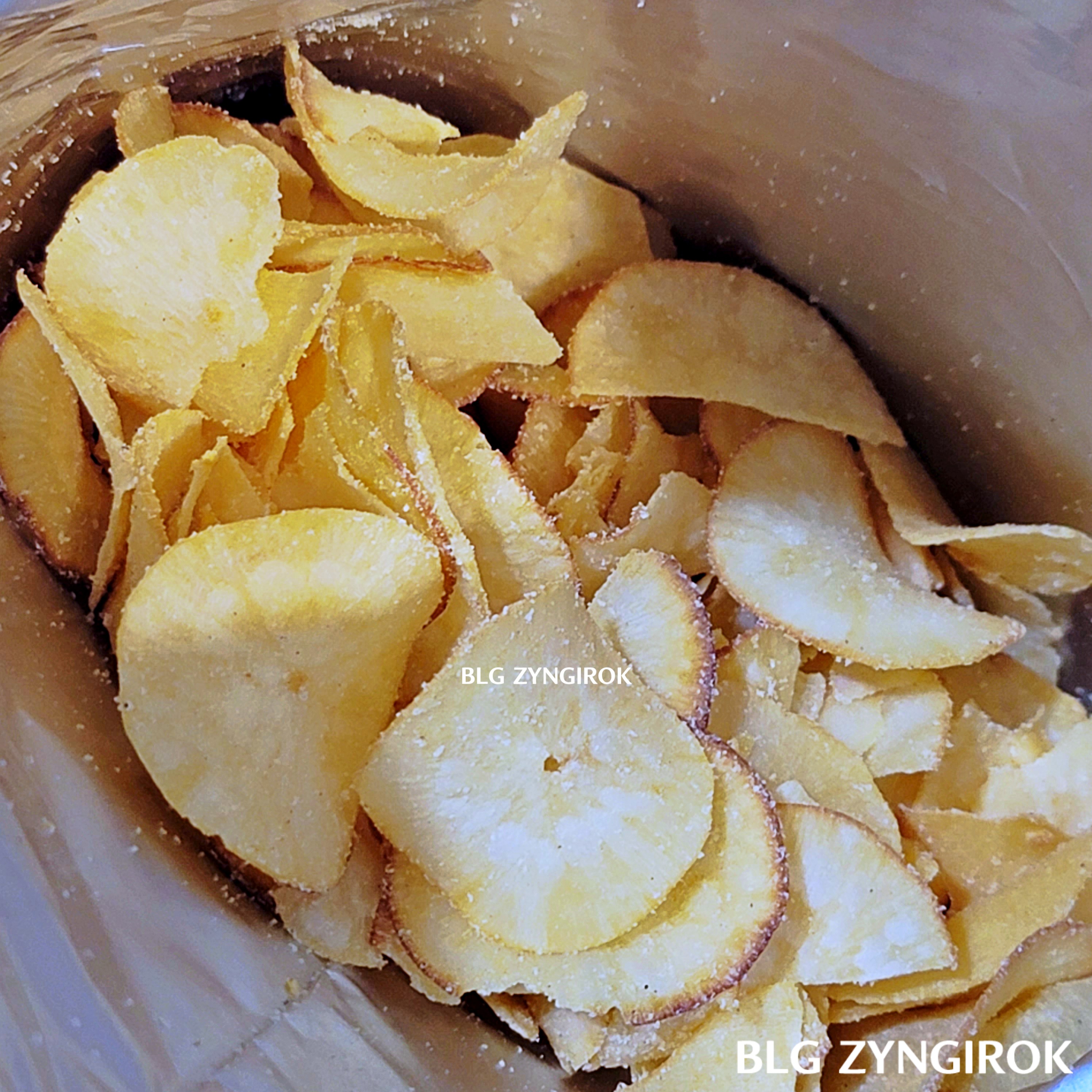 노브랜드 판매중인 카사바칩 - 카사바칩 치즈버거시즈닝 봉지 속 칩 모습이다.