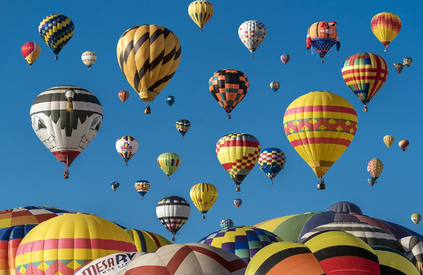 하늘에 떠있는 다양한 에드벌룬사진