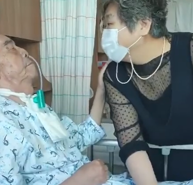 투병중인 이외수 아내의 병간호