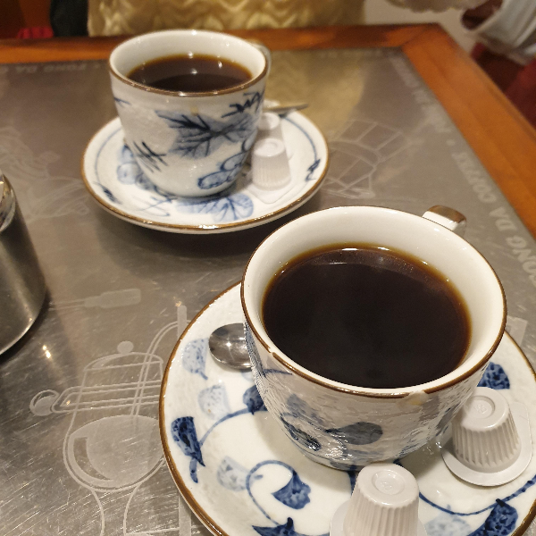 타이베이 카페 펑다카페이(蜂大咖啡, Fong Da Coffee): 사이폰 커피 맛집_서빙된 커피