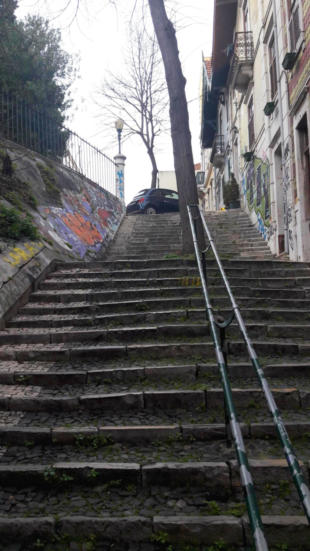 포르투갈 리스본 가파른 언덕계단