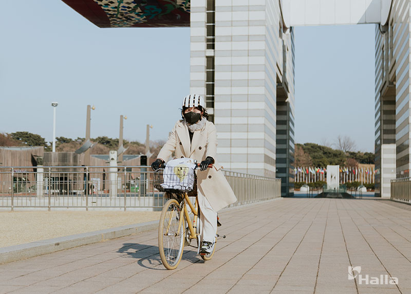 자전거를 타고 달리는 최은숙 프로의 모습