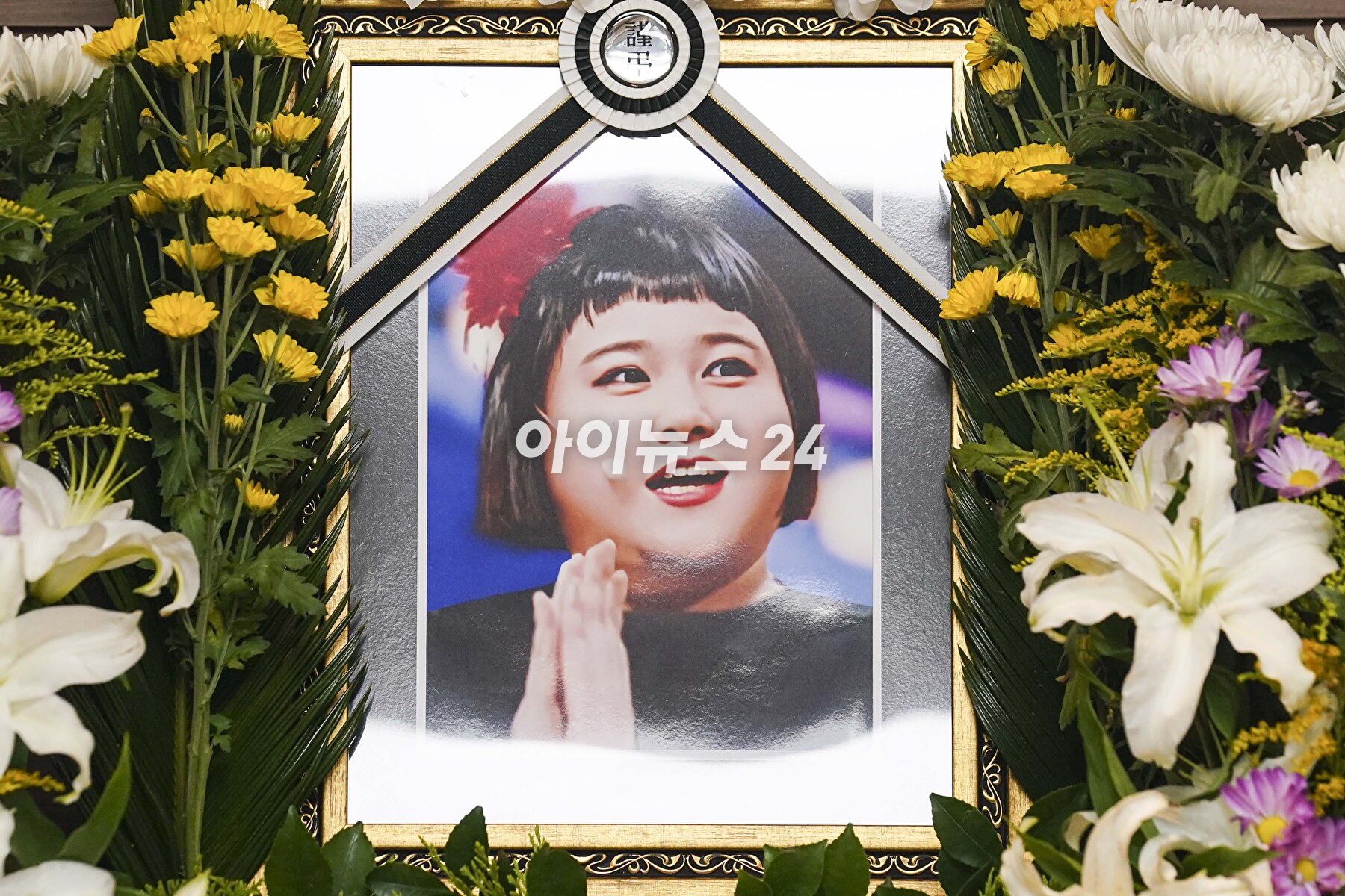 30세를 일기로 갑작스럽게 세상을 떠난 개그우먼 이지수의 빈소가 12일 서울 영등포 신화 장례식장에 차려져있다. [사진=사진공동취재단]