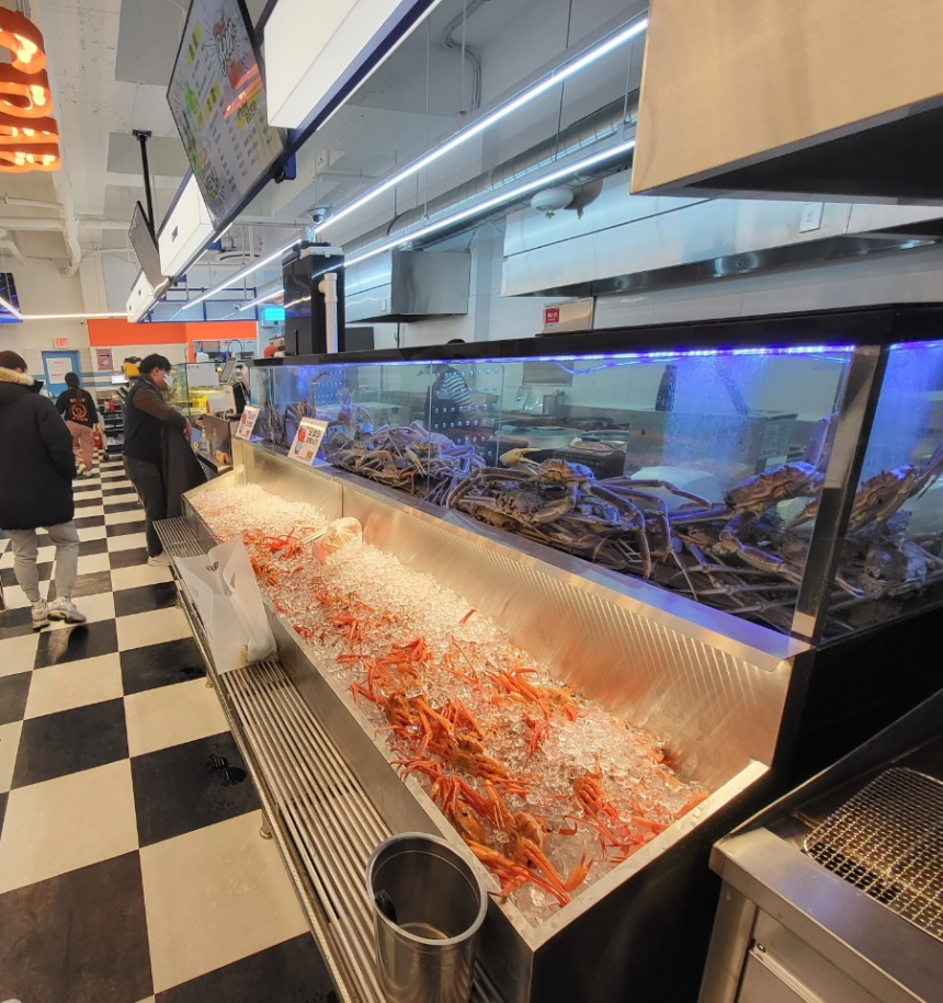 입구 초입엔 대게, 홍게가 진열