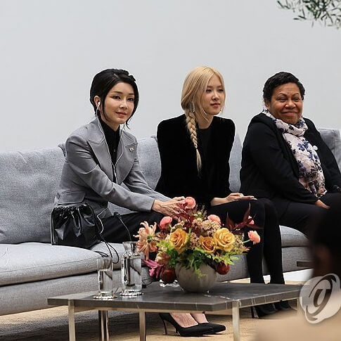 김건희 로제 앉아있는 모습