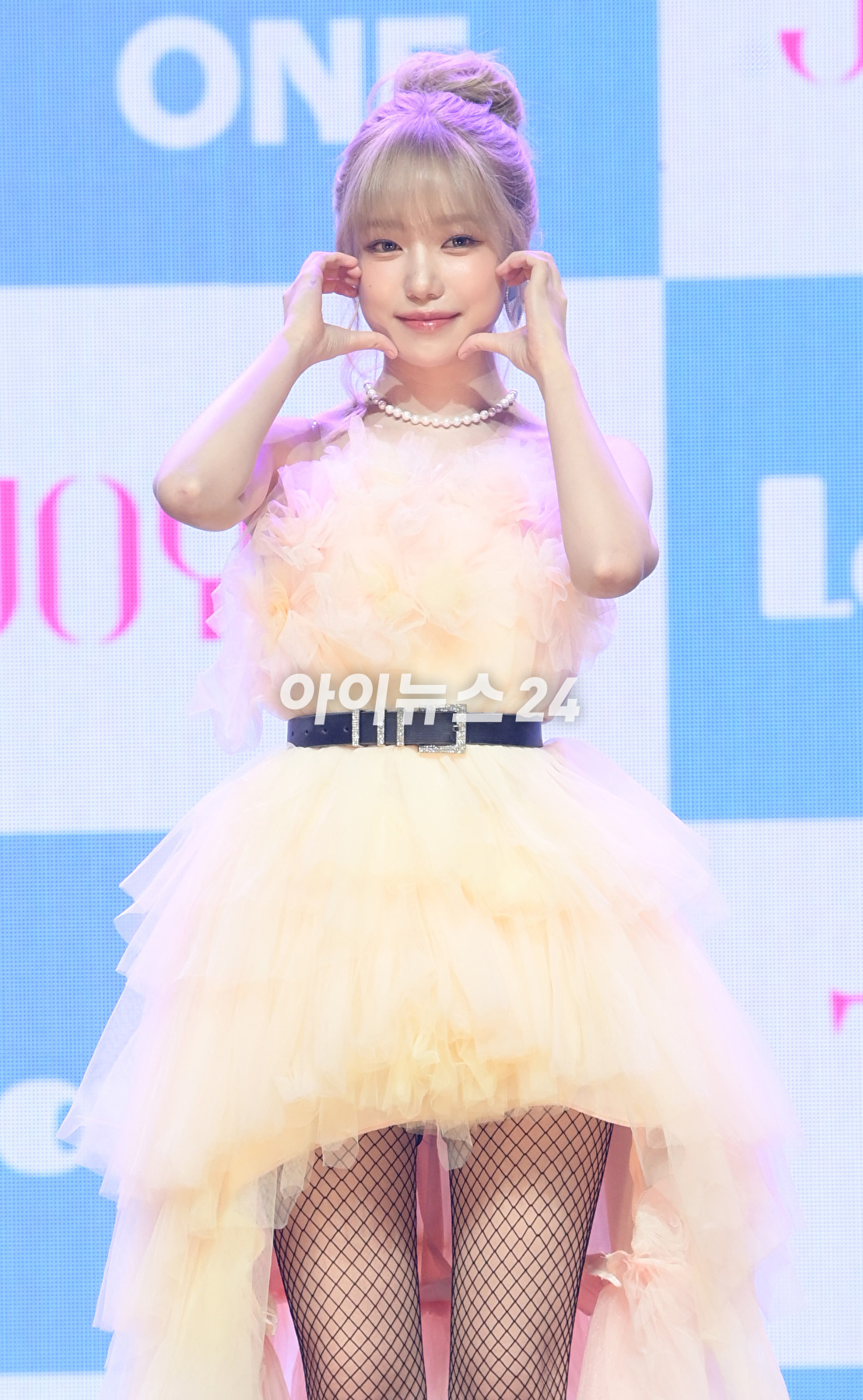 가수 조유리가 9일 오후 서울 광진구 광장동 예스24라이브홀에서 진행된 두 번째 미니 앨범 &#39;러브 올&#39;(LOVE ALL) 발매 기념 쇼케이스에 참석하고 있다. [사진=정소희 기자]