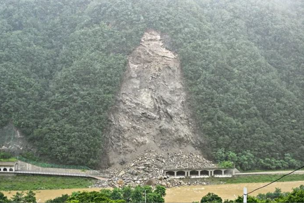 경북 영천 산사태 &ndash; 2025년 7월 폭우로 인한 산비탈 붕괴와 도로 피해 현장