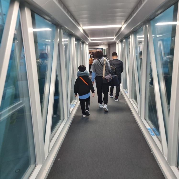 인천공항에서 발리행 비행기를 타러가는 모습