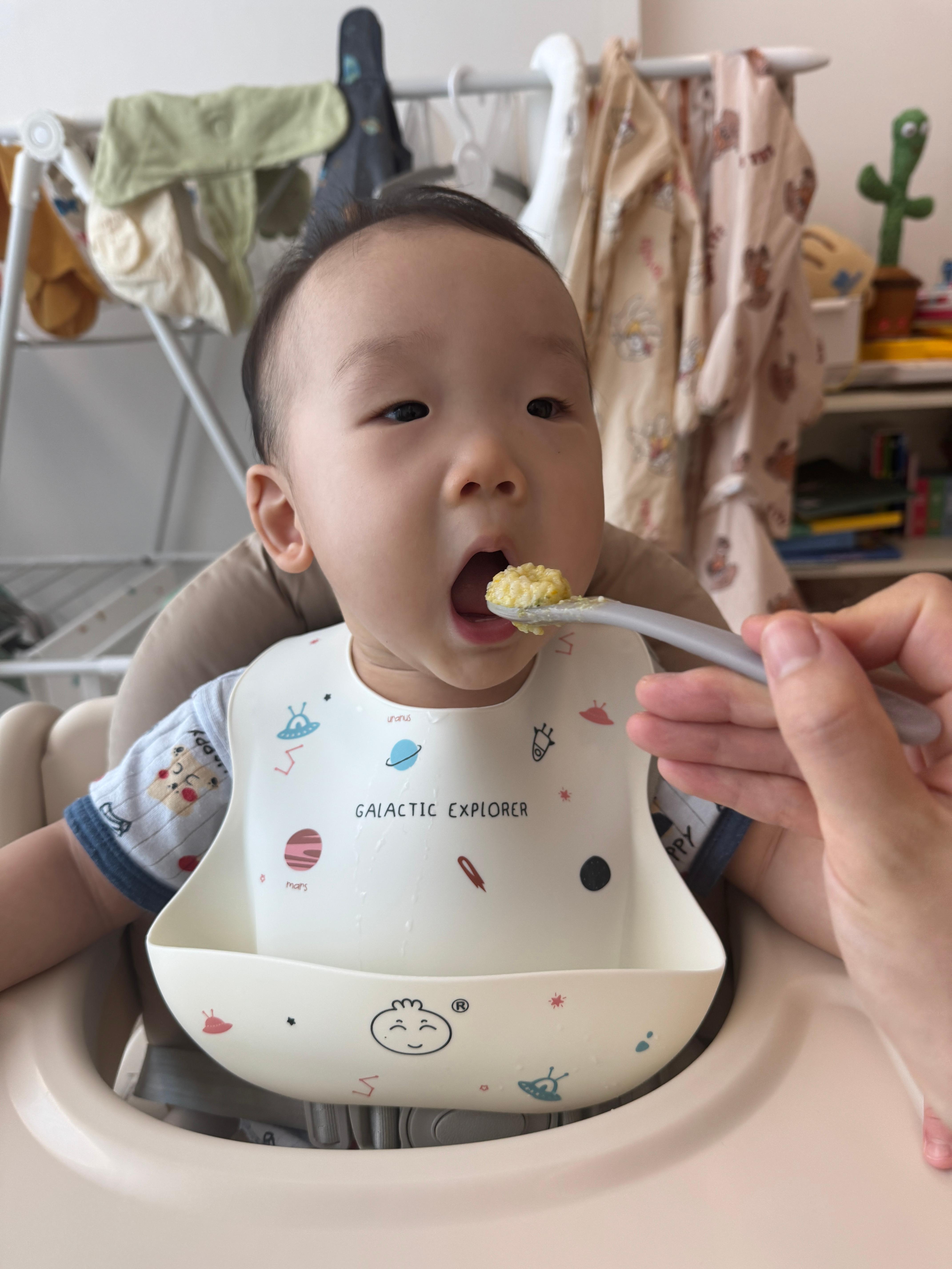 달걀애호박단호박브로콜리죽을 맛있게 먹는 10개월 아기