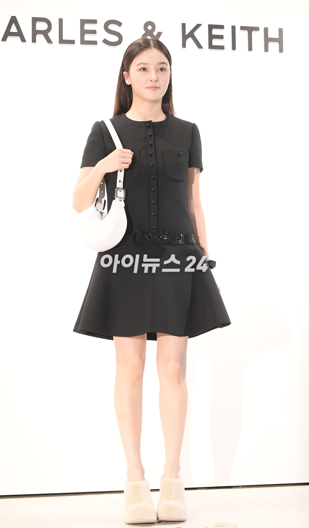 가수 낸시가 5일 오후 서울 서초구에서 열린 패션 브랜드 찰스앤키스 플래그십 오프닝 이벤트 행사에 참석하고 있다. [사진=정소희 기자]