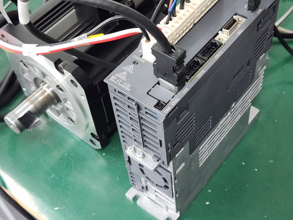 미쓰비시(MITSUBISHI) 서보드라이버 MR-J3-100B ✅ IGBT 및 보호소자 교체
✅ 냉각팬 및 내부 방열 구조 정비
✅ 파워보드 및 제어회로 전체 점검
✅ 알람 초기화 후 동작 테스트
✅ 부하 테스트 및 반복 운전 테스트
수리 과정 by 메트영남