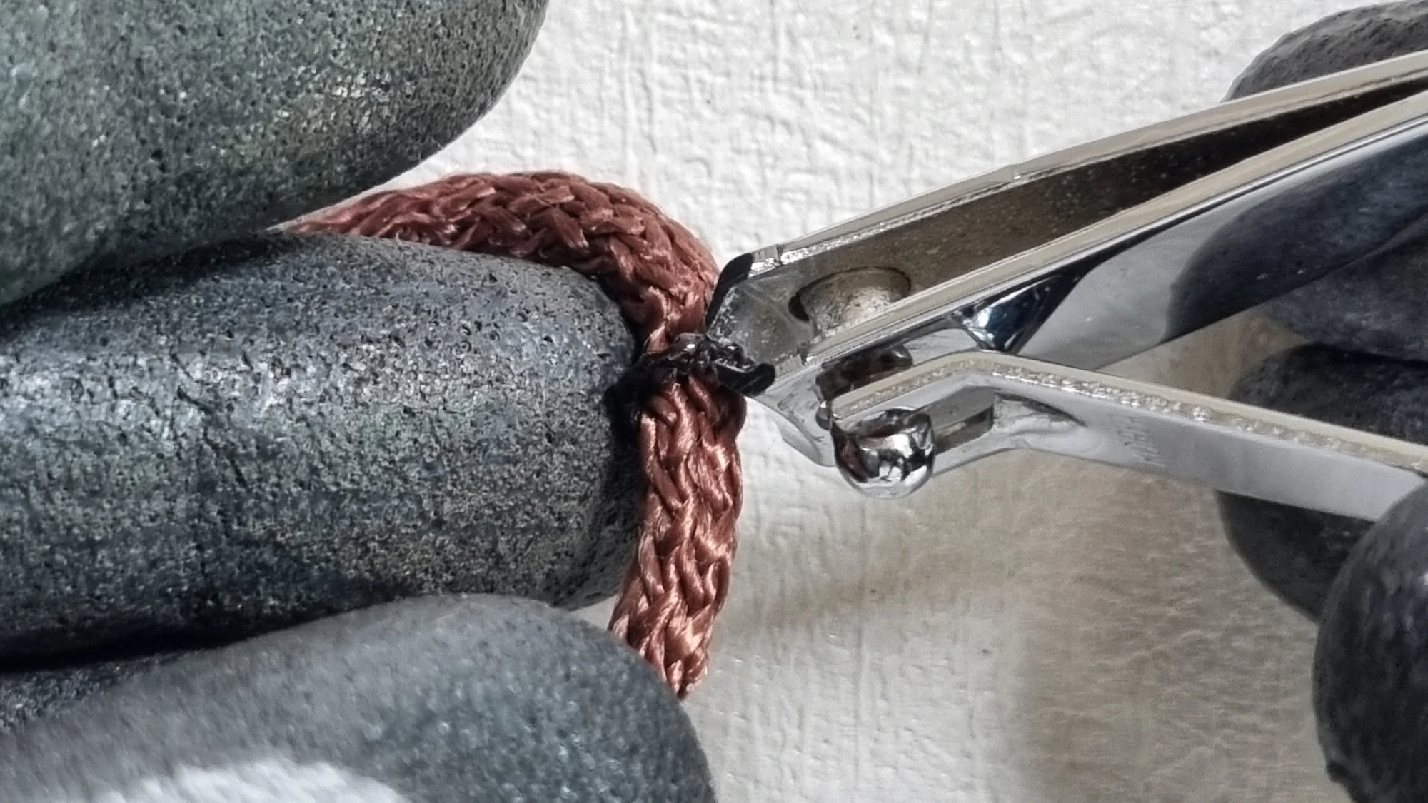 블라인드 줄 다듬는 모습