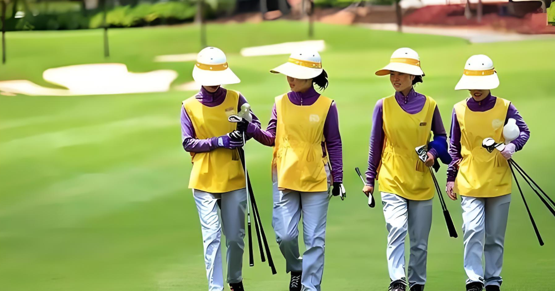 골프장캐디4명이골프장안에서걷고있는사진