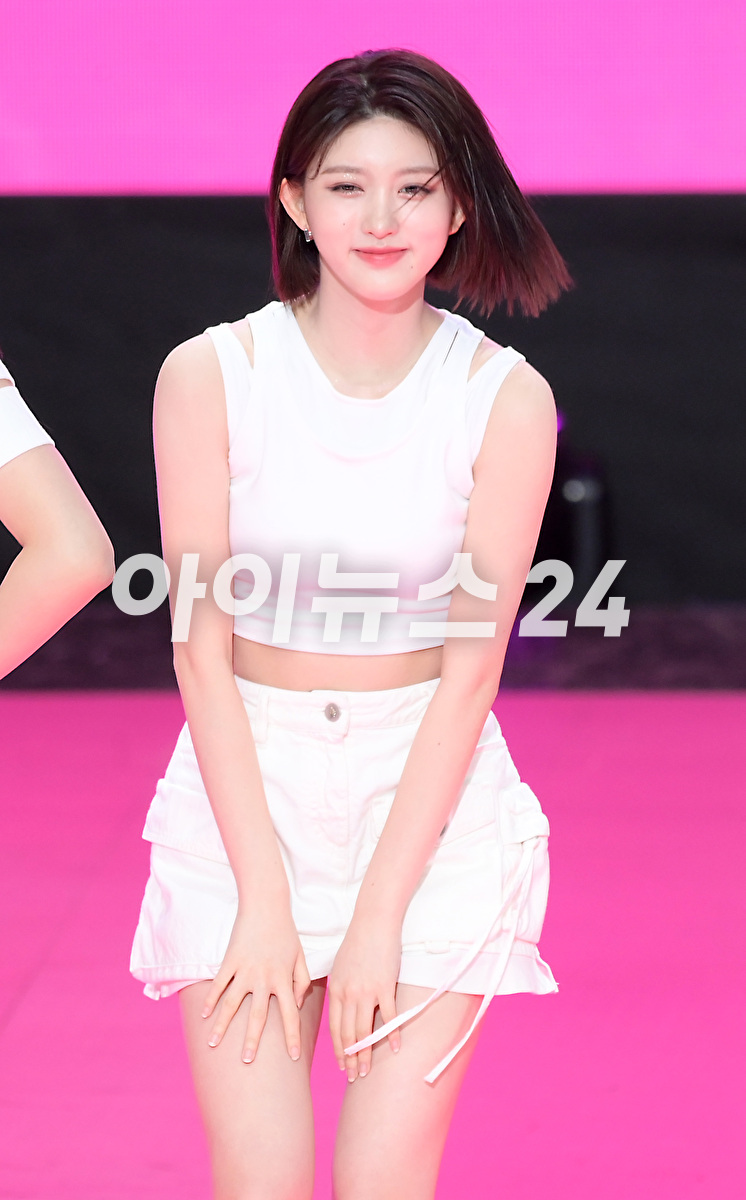 그룹 아이브(IVE)가 18일 오후 서울 마포구 상암동 SBS프리즘타워 오디토리움에서 진행된 SBS M &#39;더쇼&#39; 생방송 현장에서 멋진 무대를 선보이고 있다. [사진=정소희 기자]