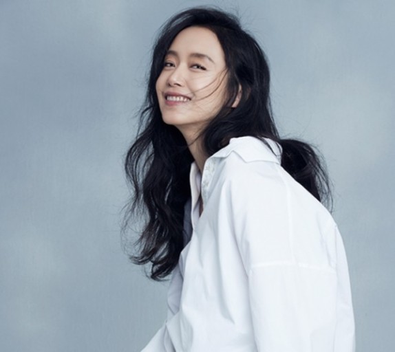 흰 셔츠를 입은 전도연 배우의 모습