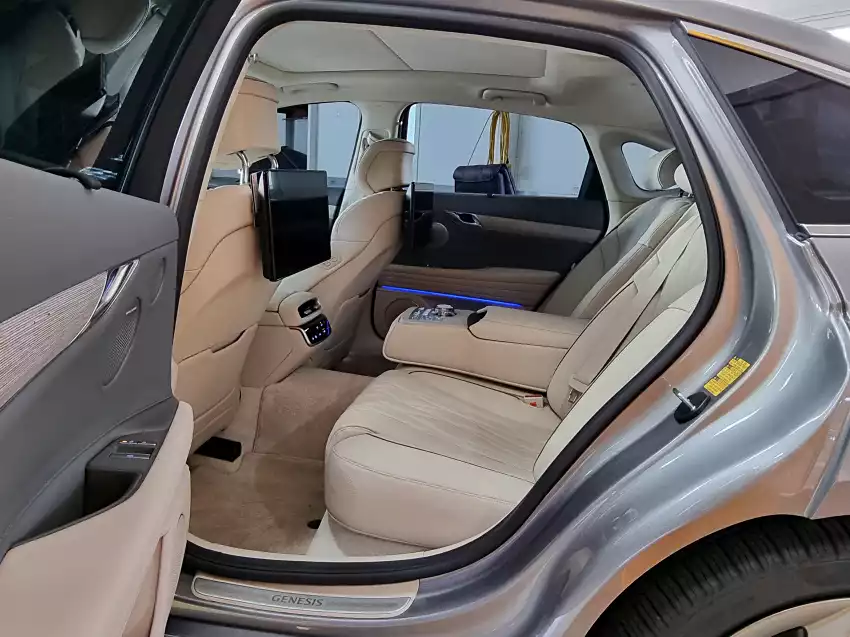 옆에서 본 2024 G80 2.5T 2열 좌석은 이렇습니다.