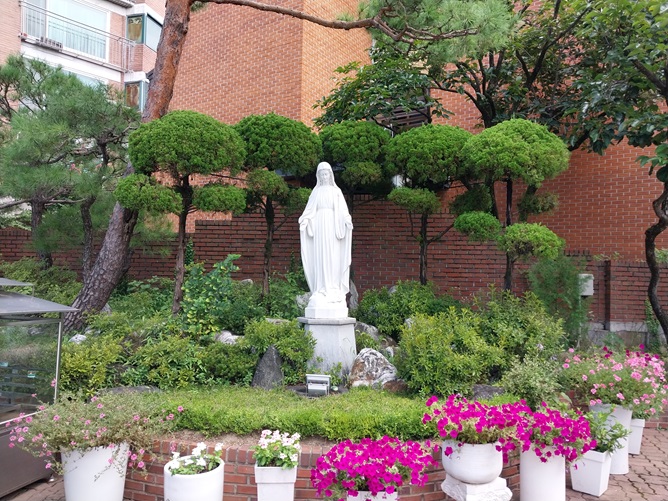 서울 광장동성당 성모상