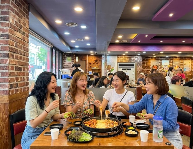 명동 맛집에서 즐거운 식사 시간을 함께 가지는 사람들