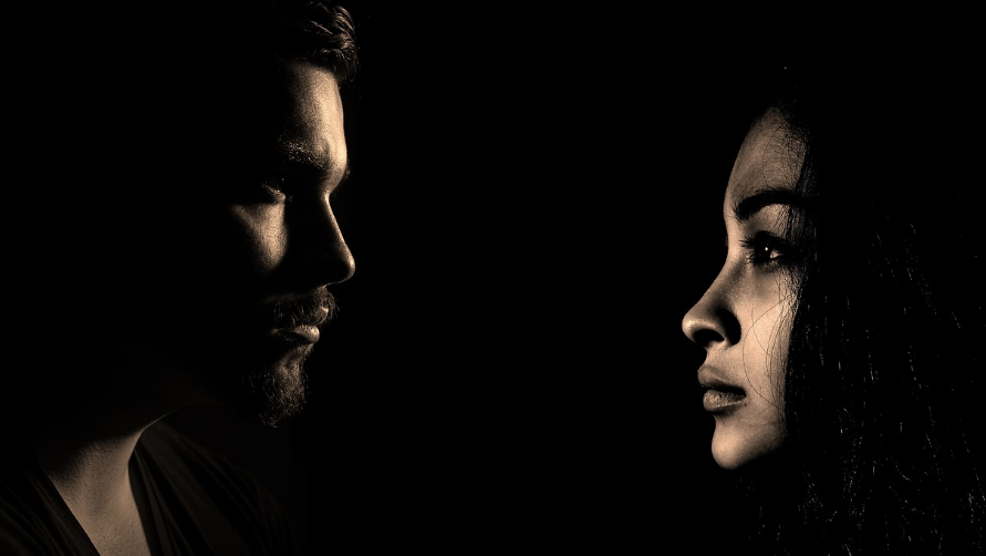 남녀 감정을 표현하는 사진