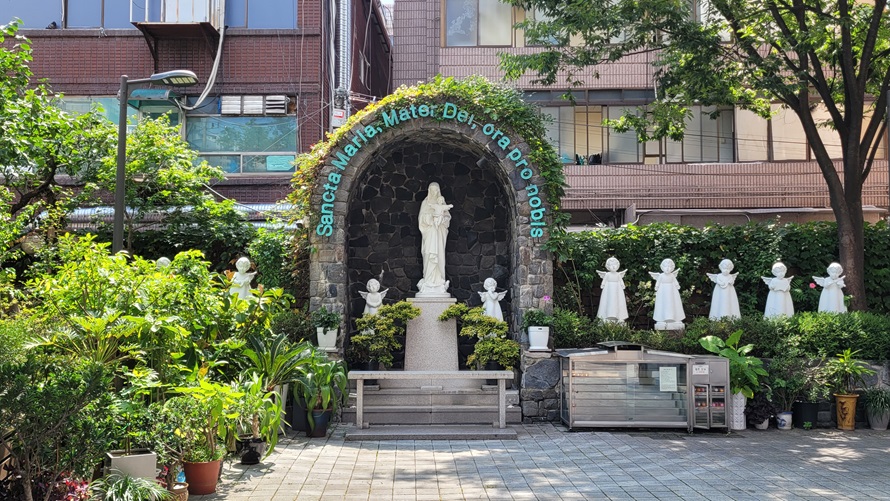 서울 답십리성당 성모동산 성모상 사진