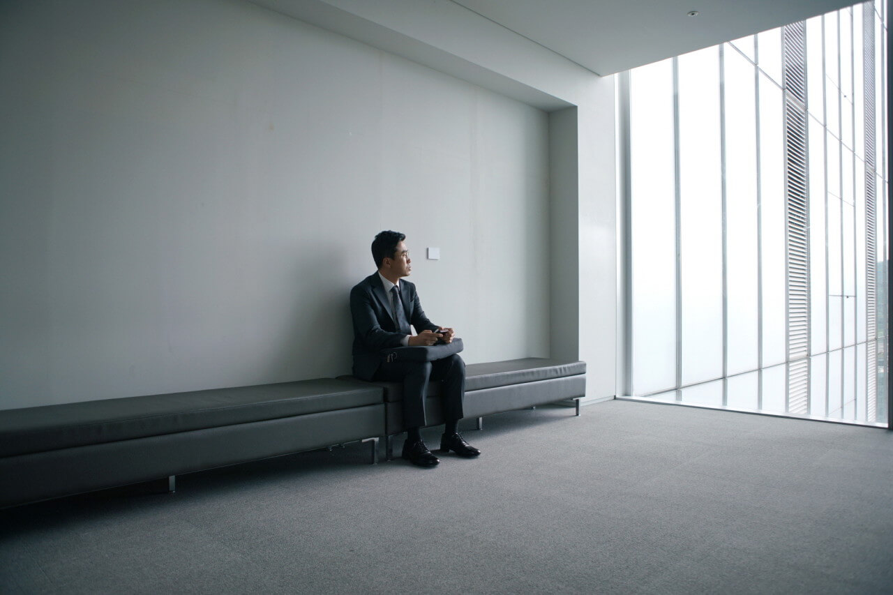 조달환 배우가 연기한 호연이 국교수를 기다리는 장면